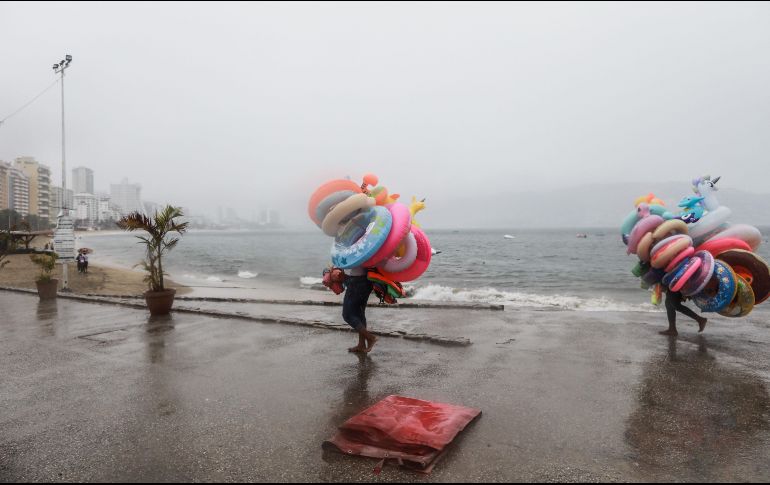 Los efectos por la cercanía de ''Dolores'' se vieron en Guerrero, con inundaciones en Acapulco, por lo que se aplicó el plan DN-III, además de que las actividades marítimas quedaron suspendidas por el alto oleaje. EFE / M. Guzmán