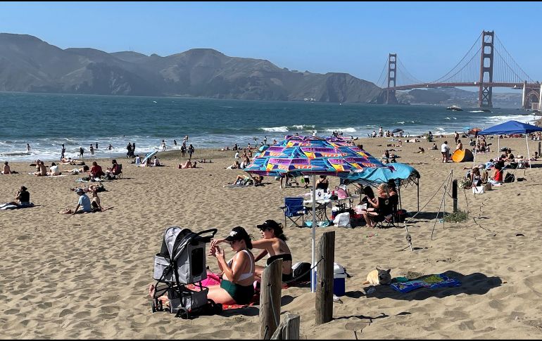 Anticipan que se pueden superar varias temperaturas récord este mismo sábado, especialmente en California, Nevada y Arizona, los estados más golpeados por la ola de calor. EFE / M. Arcas