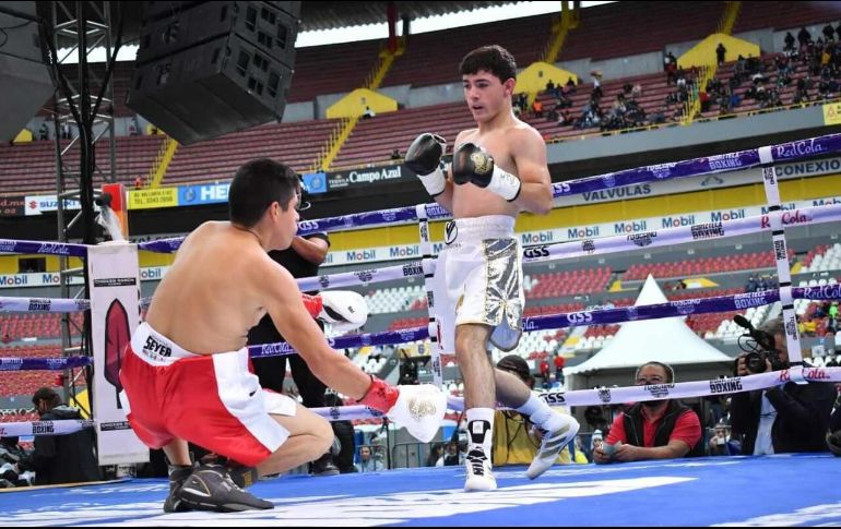 Para realizar su debut, Johan contó con José “Chepo” Reynoso en su esquina. ESPECIAL/CODE