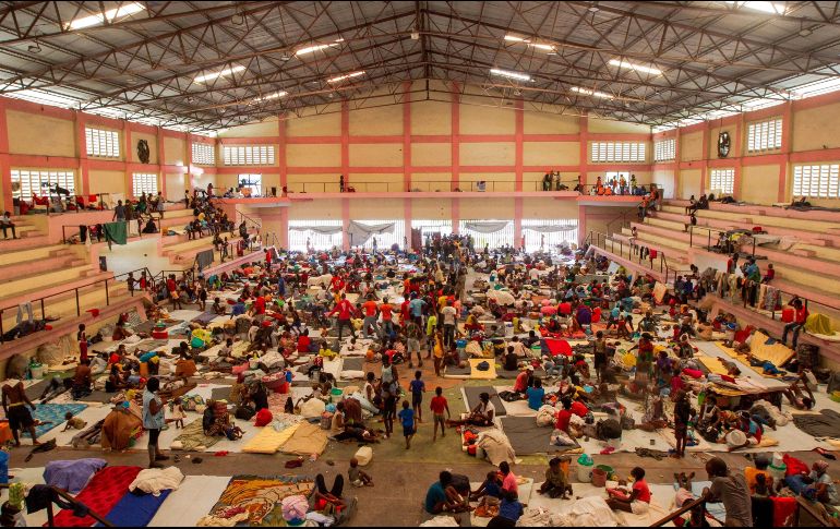 Puerto príncipe. Desplazados se refugian en un espacio del Centro Deportivo de Carrefour, en Haití, por el enfrentamiento entre bandas rivales. EFE/J. Herve