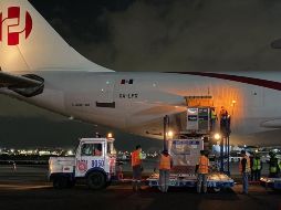 La noche de este domingo arribaron al Aeropuerto Internacional de la Ciudad de México (AICM) un millón 221 mil 300 dosis de la vacuna contra COVID-19 de la farmacéutica AstraZeneca. TWITTER / @SRE_mx