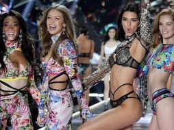 Las modelos Winnie Harlow, Gigi Hadid, Kendall Jenner y Alexina Graham aparecieron en el último desfile de Victoria's Secret en 2018. GETTY IMAGES