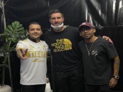Algunos jugadores de la escuadra felina aprovecharon para tomarse una foto con Christian Nodal presumiendo la camiseta de los Tigres. INSTAGRAM/@10apg