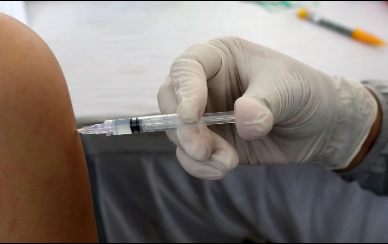 En otros mensajes virales se ha señalado que el grafeno introducido en el cuerpo de los receptores (vacunados) les convertiría en antenas, por lo que podrían ser rastreados por GPS. EFE / B. Indahono