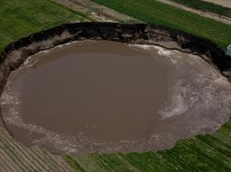Se le preguntó a Barbosa si piensan que puede rellenarse un pozo de más de una hectárea de superficie con una profundidad de 45 metros en el centro, a lo que dijo que sería muy difícil de hacerlo. AP / ARCHIVO