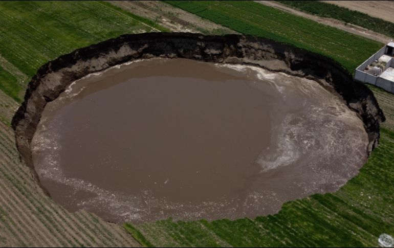 Se le preguntó a Barbosa si piensan que puede rellenarse un pozo de más de una hectárea de superficie con una profundidad de 45 metros en el centro, a lo que dijo que sería muy difícil de hacerlo. AP / ARCHIVO