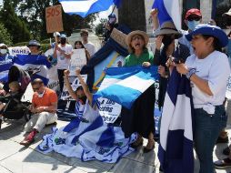 Activistas de la Coalición por la Libertad de Nicaragua realizan un plantón frente a la sede de la Organización de Estados Americanos (OEA), en Washington. EFE/L. Nolly