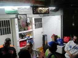 De acuerdo con la alcaldía, los baños eran operados por los locatarios sin concesión oficial. ESPECIAL