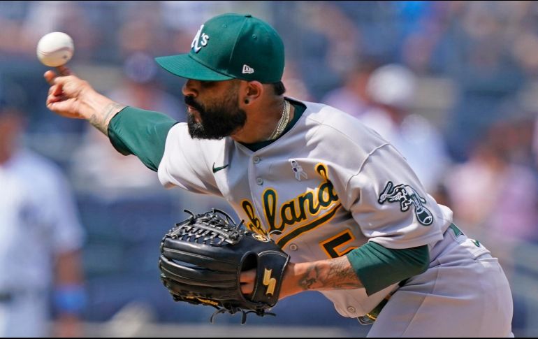 Sergio Romo amagó con bajarse el pantalón ante el acoso de la MLB. AP