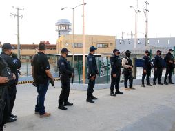 En el lugar se realizó el despliegue de policías y guardias, mientras que personas  trataban de obtener informes sobre sus familiares recluidos. EFE/M. López