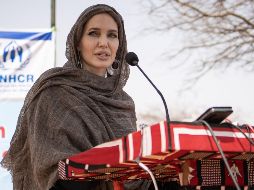 Jolie visitó un refugio en la región de Leópolis, ahí platicó con niños que reciben tratamiento por algunas heridas que sufrieron en un ataque de misiles a una estación de tren de Kramatorsk, en el mes de abril. AFP / ARCHIVO