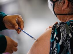 México ha aplicado más de 40.7 millones de dosis de diversos fármacos, como las estadounidenses Pfizer y Janssen, la anglo-sueca AstraZeneca, la rusa Sputnik V y las chinas CanSino y Sinovac.  Solo cerca de 17 millones de personas han completado el esquema, en un país de 126 millones de habitantes. XINHUA / M. López