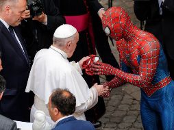 ”Spider-Man” (Mattia Villardita)  apareció en la audiencia general con los fieles en el patio de San Dámaso en el Vaticano. EFE / G. Lami