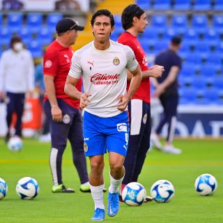 Equipo español busca negociar con Chivas el préstamo de Macías
