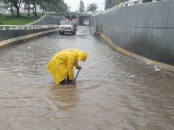 Inundación en el paso a desnivel de avenida Patria, en el fraccionamiento Revolución de Tlaquepaque. El agua alcanza hasta 60 centímetros de altura y no hay con vehículos varados. TWITTER@/PCTlaquepaque