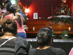 Familiares y amigos despiden a Ángel Fernando Ruiz Flores, joven fallecido durante el ataque de un comando armado en Reynosa. EFE/M. Juárez