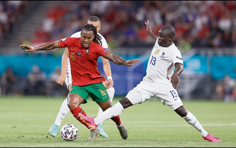 REÑIDO. El partido entre galos y lusos no decepcionó y ambos combinados deleitaron a más de 30 mil aficionados. EFE