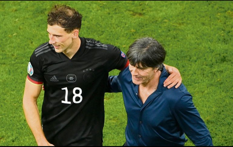 SALVADOR. Leon Goretzka festeja el tanto del empate con el técnico Joachim Low. EFE