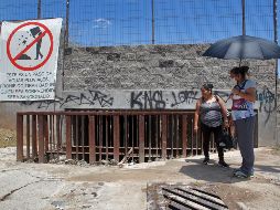 En la colonia Las Huertas hay uno de los puntos añadidos este año al Mapa Único de Inundaciones. En la imagen, vecinas de la zona ven un canal que resulta insuficiente durante las lluvias. EL INFORMADOR/A. Camacho