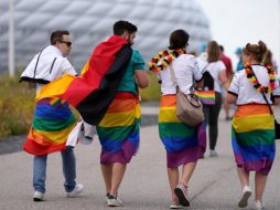 POLÉMICA. La negativa de la UEFA de iluminar el Allianz Arena con la bandera arcoíris, no fue impedimento para que los alemanes se solidarizaran con la comunidad LGBT+ de Hungría. AFP/M. SCHRADER
