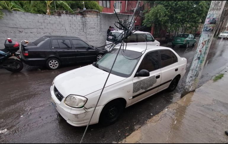 El presunto delincuente iba a bordo de un auto blanco en el cruce de Mateo del Regil y Playitas, quien al ver a los policías intentó evadirlos. ESPECIAL / Policía de Zapopan