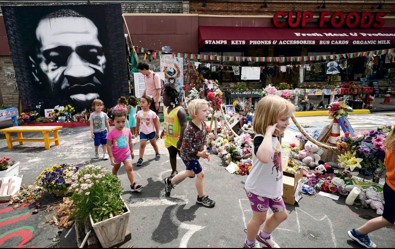 Así lucía ayer el lugar donde falleció George Floyd víctima de abuso policial, en Minneapolis. AP/J. Cortez
