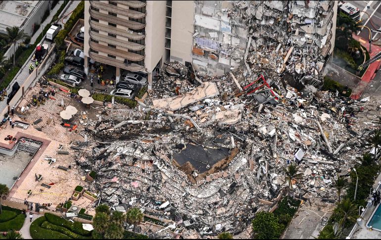 En total, 102 personas del edificio siniestrado han sido localizadas, según la alcaldesa de Miami-Dade. AFP / C. Khanna