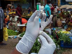 En Bombay, una dosis de solución salina fue administrada a unas dos mil personas; al menos 250 personas discapacitadas y transgénero fueron afectadas en Bengala, mientras 500 más recibieron vacunas falsas en Calcuta. AP / M. Kumar