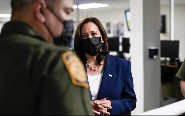 En su primera visita a la zona fronteriza como vicepresidenta, Harris se desplaza a un centro de detención de inmigrantes de la Patrulla Fronteriza. EFE / Y. Gripas