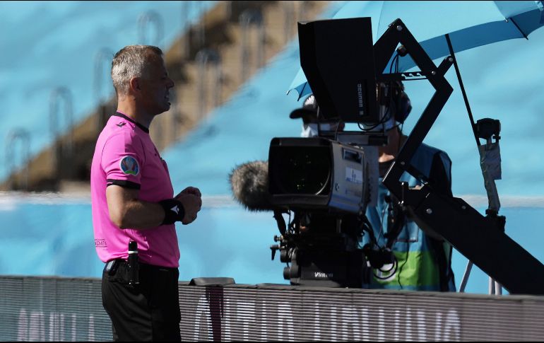 Es de esperar que los jueces sigan marcando más penaltis en los principales torneos de fútbol en la era del árbitro asistente de video. EFE