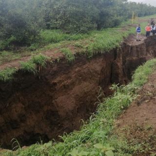 Anuncian reconstrucción de carretera dañada por grietas en Sayula