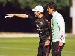 José Juan, quien aquí recibe instrucciones de Jaime Lozano en la práctica del seleccionado olímpico, tuvo que dejar la concentración tras lastimarse. IMAGO7
