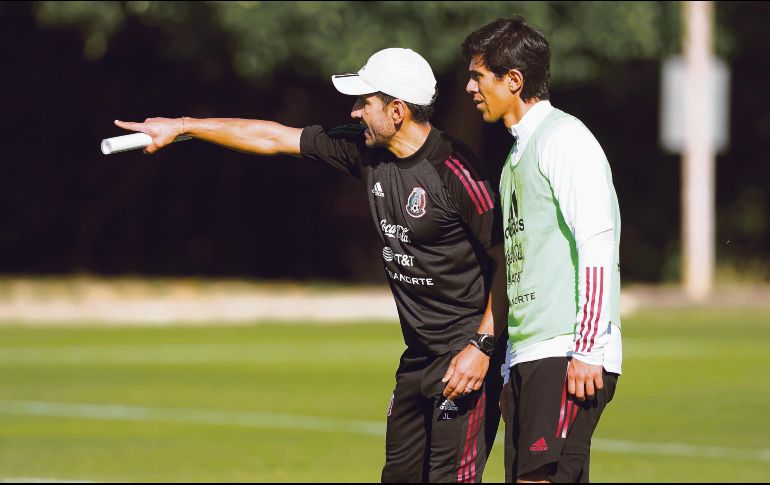 José Juan, quien aquí recibe instrucciones de Jaime Lozano en la práctica del seleccionado olímpico, tuvo que dejar la concentración tras lastimarse. IMAGO7