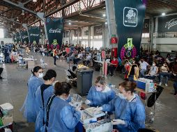 Quienes acuden al auditorio Benito Juárez para ser vacunados tardan máximo 45 minutos, desde que llegan a la fila hasta que salen del lugar. EL INFORMADOR/G. Gallo