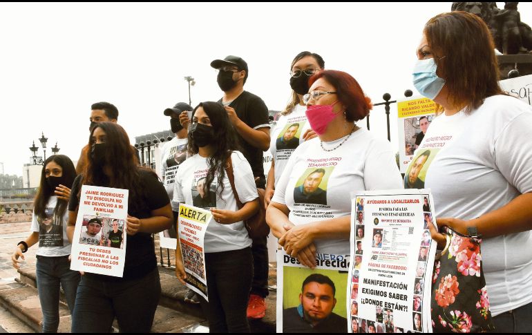 Familiares y amigos de personas desaparecidas protestan en Monterrey, ante los hechos delictivos en la carretera que conecta a esa ciudad con Nuevo Laredo. EFE/J. Cedillo