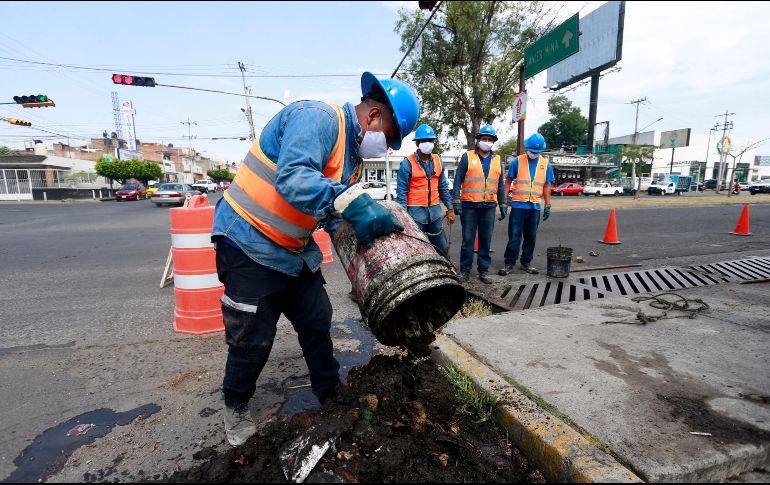 Antes de cada temporal, los trabajadores del SIAPA bregan para limpiar las alcantarillas. ESPECIAL