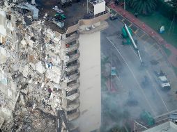 Los equipos de rescate continúan trabajando este sábado en el derrumbe del edificio de apartamentos en Surfside, mientras un incendio dificulta las labores. AP / G. Herbert