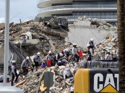  ÍMPETU. Los rescatistas luchan para encontrar sobrevivientes.  AP