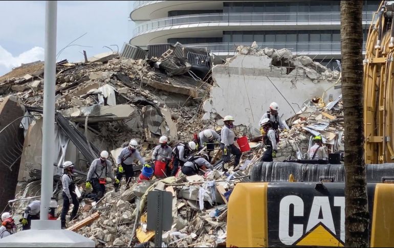  ÍMPETU. Los rescatistas luchan para encontrar sobrevivientes.  AP