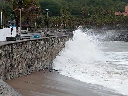RIESGO. El meteoro mantuvo ayer alto oleaje de hasta seis metros de altura y vientos fuertes en las costas del Estado. ESPECIAL