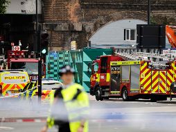 Al lugar acudieron quince camiones de bomberos y un centenar de efectivos a sofocar las llamas. AFP / T. Akmen