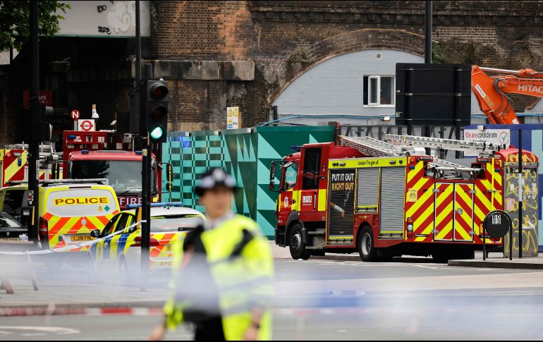 Al lugar acudieron quince camiones de bomberos y un centenar de efectivos a sofocar las llamas. AFP / T. Akmen