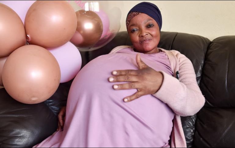 Gosiame Thamara Sithole compartió varias imágenes luciendo su enorme vientre. TWITTER / @SchengenStory