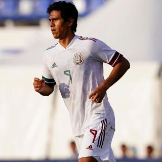 Macías juega al golf pese a desgarre muscular