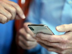 Muchos dispositivos móviles actualizan de manera automática todas las aplicaciones instaladas. Más allá del uso de tiempo y red que ello supone, el proceso de actualización puede ralentizar el teléfono de manera significativa. AP / ARCHIVO