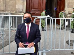 El gobernador Aureoles llegó minutos antes de las 07:00 horas a Palacio Nacional para entregar personalmente a AMLO que vinculan a Morena con el crimen organizado y su intervención en la pasada elección en ese estado. EFE / M. Guzmán