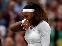 La estadounidense salió de la cancha no sin antes detenerse para saludar a la afición, que la miraba asombrada desde las gradas, y tras una larga pausa rompió el llanto. AFP / A. Dennis
