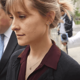 Actriz de Smallville, Allison Mack, se disculpa con víctimas de NXIVM