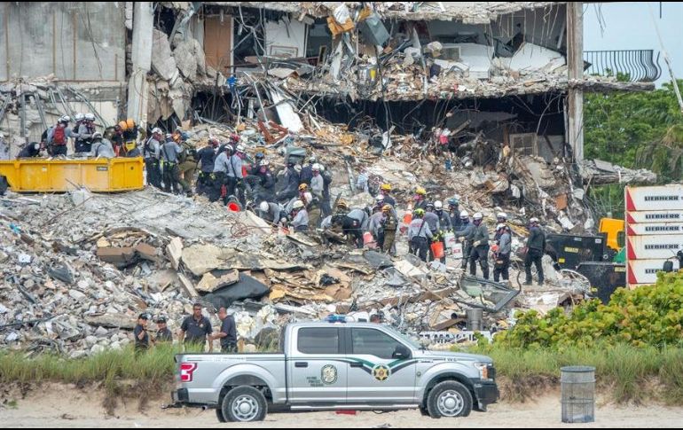 Cincuenta y cinco de los 136 apartamentos del edificio se transformaron en segundos en una montaña de escombros. EFE/C. Herrera