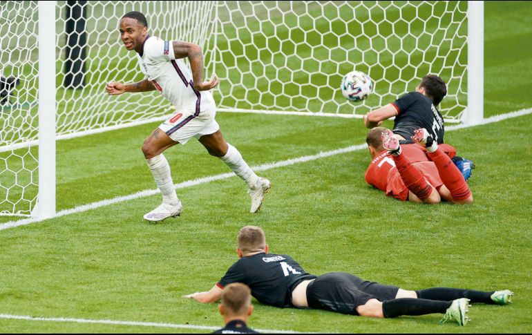 A FESTEJAR. Raheem Sterling remató en el área chica para vencer a la defensa germana y abrir el marcador. AFP